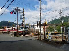 踏切を特急やくもが通過。なかなかの迫力です。