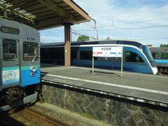 伊豆急行の車庫と本社がある伊豆高原駅。
前を走っていた各駅停車を追い抜き（左の電車）、伊豆急下田行きのサフィール踊り子とすれ違い。