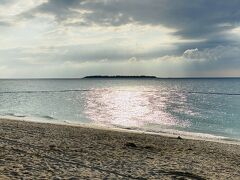 17時過ぎなので、人が少なくなってきたビーチに来てみました。
ここはホテルの横にありますが、パブリックビーチです。

見えているのは多分、水納島。