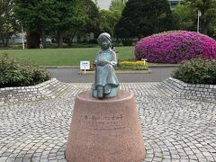 山下公園内にある赤い靴はいてた女の子像。赤い靴を履いてた女の子の像や歌碑は

北海道や静岡でも見たことがありますが、それだけ多くの人に愛されてきた歌なのでしょうね。