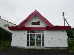 駅まで写真も撮りつつ歩いていたらあっという間だった。
桜岡駅の駅舎は真っ赤な屋根に壁には桜のイラストがあってかわいい。
桜岡駅から旭川駅まではHOKKAIDO LOVE! 6日間周遊パスを利用。
本日のパス使用はここだけ。
ちなみに通常運賃は340円なので…この日だけを考えると全く元は取れてない。
でも別の日に長距離移動があるので問題なし！