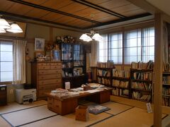 そしてこちらが三浦綾子さんの書斎をそのまま移築した部屋。
思いっきり昭和(笑)。
ここで数々の作品が生まれたのかと思うとちょっと感動。