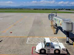 10:22旭川空港で乗り換え美瑛に向かいます。
ラベンダー号が11：40
1時間以上あります。
公共交通機関移動のつらいところです。
レストランは開店前。飛行機の離発着もないのでぼーっと過ごすのみ((+_+))
