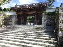 三千院（御殿門）石組みは石積技術の高い近江坂本の穴太衆という石工が積んだものです。自然石を使った石組みは時が経っても崩れません。