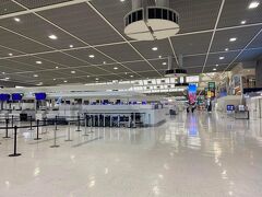 2022年6月、海外は渡航制限も少しずつ緩和され始めてきたものの、日本は入国者数や入国条件がまだまだ厳しく、空港利用者も少ない。

早朝便でもこんなに人がいない空港は初めて。
空港内を歩いている人の数よりも客室乗務員や空港職員の数の方がずっと多そう