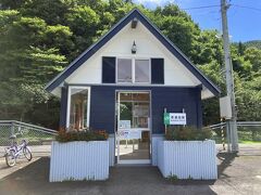 1時間ほどで赤坂田駅到着。ここは無人駅。
無人駅なので乗ってきた列車の車掌さんが切符をチェック。
すでに彩冬の送迎車が待っていてくれました。