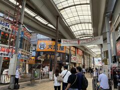 十三駅前のアーケード街。