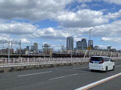 淀川大橋に入りました。
並行して阪急の電車も走っています。