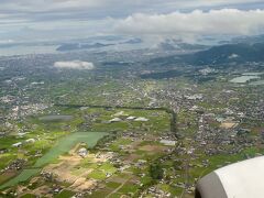 飛行機で高松へ。
台風の影響で厚い雲が垂れ込める中、雲の切れ目から瀬戸内海の島々が迎えてくれます。