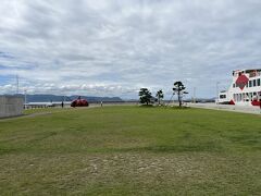 直島の玄関口、宮浦港。
緑地に、有名すぎる草間彌生さんの赤かぼちゃがあります。