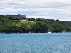 今晩の宿「国民宿舎 小豆島」（池田港から）

島の南に突き出た三都（みと）半島入口の高台にある「国民宿舎 小豆島」。
瀬戸内海が一望でき、夕陽スポットです。

三都半島は吉野、蒲野、神浦との三つの地区からなっており、瀬戸内国際芸術祭の作品もあるアート半島としても知られています。

宿の送迎は池田港から。
