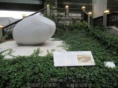 ANAホテルのそばの橋のたもとに堂島米市場跡があって、石像は大きな米粒
