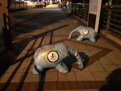 横浜開港150周年の記念に作られた『象の鼻パーク』、なんで象の鼻なんや？と思ったら、堤防の形が象の鼻に似てるらしい。
