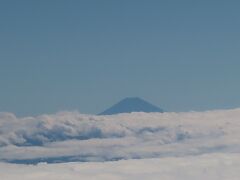 ７K席は右側ですので、進行方向の右側には、雲の上から顔を覗かしている、富士山が見えてきました