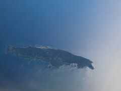 上空から新潟県の佐渡島の北東に位置する、粟島が見えてきました