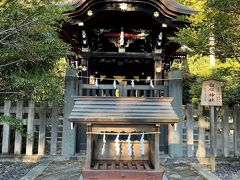 お参りをした後は境内を散策。こちら白旗神社は源頼朝と実朝が祀られています。