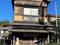 円覚寺の拝観を終え、お昼をいただきます。北鎌倉の狸穴（まみあな）Ｃａｆｅ。古民家を利用したお店です。
