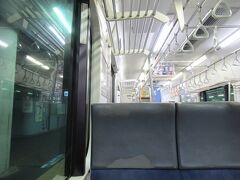 品川駅から東海道線に乗り換えます。
長旅になるのでロングシートではなくボックスシートに座ります。