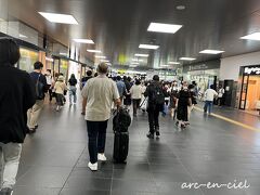 お墓参りを終え、久しぶりの京都駅へ。
夏休み明けの日曜日なので、人は少ないかと思っていましたが、予想に反して多いです（^^;）。