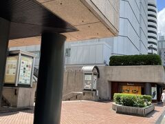 青山一丁目のモニュメンタルな施設につきました