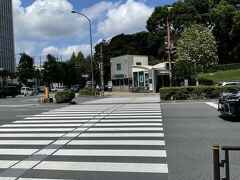 交差点の所に
地下鉄の駅があります。

ここまでで赤坂の御所がおわり