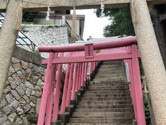 赤間神宮からホテルに戻る途中の亀山八幡宮に立ち寄ります
この階段を登るの？とちょっとヘタレな私