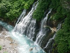 こっちが地下水が湧き出てる滝。