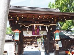 食後にお散歩
歩いて10分弱の護王神社です

烏丸通り沿いで対面は京都御所です