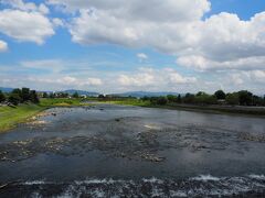 渡月橋を渡ります
下流側
風が涼しく吹き渡っています