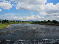 渡月橋を渡ります
下流側
風が涼しく吹き渡っています