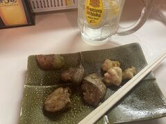 確か孤独のグルメだったかな、ドラマで見た店。
ここも数年ぶり、小上がりが撤去されテーブル席になっている。
一杯目はチンチロリンで勝負。
勝ち、半額。