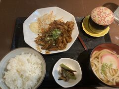 熊本に到着して、ホテルに荷物置いて昼ご飯。
焼きホルモン定食。
たれが甘くてご飯進む、うどんや茶碗蒸しもついてて満腹。