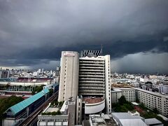【雨季のバンコク】

到着後、最初の４日間だけ、イビス（サイアム）ホテル事前に予約して来た。


写真：タイは現時点で「雨季」....