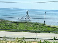 能登の観光スポットのひとつらしい、ボラ待ちやぐら。海の中になんか建ってるな～ぐらいの素っ気なさなので、気を付けてみてないと見落としてしまうスポットです。