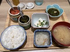 博多駅地下で朝の腹ごしらえ。
明太子食べ放題だが、昔のような毒々しい真っ赤な汁に浸かった辛子明太子が食べたい。