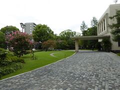 「ザ・ガーデンオリエンタル大阪」
https://www.gardenoriental.com

4,000坪の敷地に　1959年建築家の竹腰健造設計でアールデコ装飾の「大阪市公館」が建てられました。
大阪市の建造物で大阪市の議会会場として使用されてきました。

2014年に庭園結婚式場のザ・ガーデンオリエンタル大阪として生まれ変わりました。　

エントランスもゆったりしています。駐車場完備