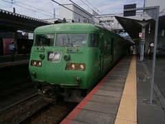  しばし待つと近江舞子行きの普通列車が到着しました。おそらく午前中の117系を使用した下り列車はこれが最終と思われます。