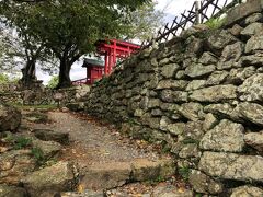 現在の天守閣は昭和３３年(1958)に再建された鉄筋コンクリート造。しかし、石垣は築城当時のままです。
