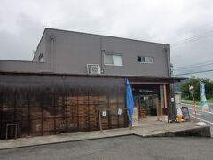 府道７４号線沿い小貝に在る和菓子屋の「おおつき製菓舗」に来ました、

郊外へ工場を新設しその際に直営店を併設したとクチコミで知りました、駐車場も１０台ほど完備してます。

＊詳細はクチコミでお願いします