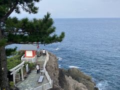 龍王岬に鎮座する神社まで歩きました。