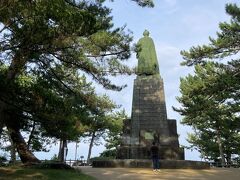 四万十川から桂浜に向かう途中で雨がすごかったのですが、雨も止み桂浜に到着。桂浜公園駐車場に400円を払って車を停めました。駐車場から歩いて行くと坂本龍馬の像が海を見つめて立っていました。後ろ向きが凄くかっこよかったです。