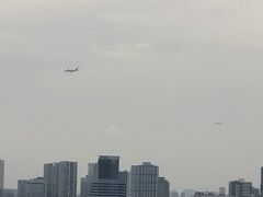 なんかもう、蒸し暑さにやられたって感じ。

飛行機が平行して飛んで来た。