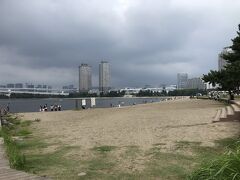 お台場海浜公園を散歩。

夏になるとニュースで此処で海水浴をしている様子が出るんだけれど、