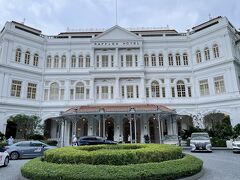 歩くこと20分ほどでラッフルズホテルに到着。シンガポールで一番といわれるの超高級ホテルといった方が早いだろうか。
