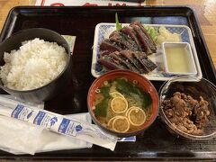 楽しみにしていた明神丸の鰹のタタキ定食大、ご飯大盛りです。鰹、美味しい。