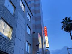 宿泊先の高知ホテルに到着です。このホテルはツインの部屋が広くて快適そうだったので決めました。ホテルの立体駐車場に車を停めました。駐車場代1泊800円でした。