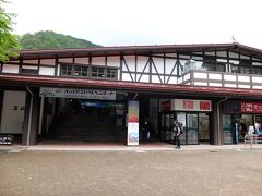 ロッジ風の立山駅。地階が地鉄、2階がケーブルカー。