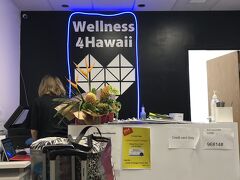 検査場所はWellnes4Hawaiiというところで、アラモアナビルディングの9階にありました。時間通りに病院に行き、1人あたり約110ドルを支払い、ものの数分で検査が完了しました。検査結果は午後に出るとのことです。
