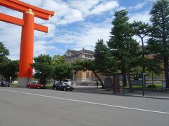 京都市京セラ美術館と平安神宮大鳥居