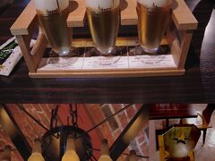 博物館の見学を終え、スターホール[https://www.sapporobeer.jp/brewery/s_museum/kengaku/#anchor-03]へ。

有料試飲で3種飲み比べセット800円を注文しました。
サッポロ生ビール黒ラベル
[北海道限定]クラシック
開拓使麦酒（苦味と酸味が少し強めな感じがします）
が一杯ずつ飲めます。（つまみ付き）
暑いこともありまさにビール日和です。
飲み比べなのですが、ついついぐびぐびと飲んでしまいました。
（リボンナポリン[https://www.pokkasapporo-fb.jp/ribbon/]という道民以外馴染みのない清涼飲料水もあります。）

ホールはシャンデリアの灯りの部分がビール瓶になっていたり、椅子の背もたれに星形の穴が空いていたりと内装が凝っています。
サッポロビール感が満載です。